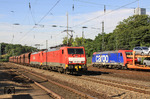 In Köln-West konzentriert sich der Güterverkehr aus den Benelux-Staaten und der Rheinstrecke. Im Sommer 2010 begegnen sich hier 189 037 + 189 046 vor einem 5000t Erzzug nach Dillingen Hochofen Hütte und die für SBB-Cargo fahrende 482 037. (07.07.2010) <i>Foto: Wolfgang Bügel</i>