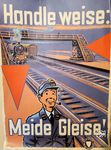 Unfallverhütungsplakate sollten in anschaulicher Weise das Bewusstsein für den Arbeitsschutz prägen und Mitarbeiter zu einem sicherheitsbewussten Verhalten motivieren, wie hier vor Gefahren im Gleisbereich. (1963) <i>Foto: BSA Frankfurt/M</i>