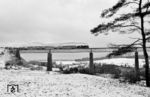 38 2259 (Bw Freudenstadt) mit E 1949 auf dem Kübelbachviadukt bei Dornstetten. (05.12.1965) <i>Foto: Jörg Schulze</i>