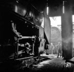 Blick aus dem Schuppen des Bw Stuttgart Hbf mit 39 196 auf die Nürnberger 01 210, die gerade gedreht wird. (07.1966) <i>Foto: Jörg Schulze</i>