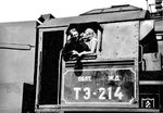 Damenbesuch auf T3-214, der ehemaligen 52 214 (BMAG, Baujahr 1943) in Riga. Die Lok war 1947 von Österreich nach Rumänien abgegeben worden. Im Ferbruar 1951 kam sie in die UdSSR, wo sie noch bis August 1989 in den Bestandslisten geführt wurde. (1966) <i>Foto: Slg. Eisenbahnstiftung</i>