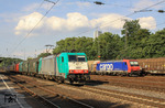 Im Jahre 2012 tummelten sich rund 400 Eisenbahnverkehrsunternehmen auf deutschen Gleisen. Zwei davon - 2837 der SNCB (E 186 229) und 482 026 von SBB Cargo - treffen sich in Köln-West. (06.08.2010) <i>Foto: Wolfgang Bügel</i>