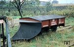 Auch die Prignitzer Schmalspurbahnen waren auf alle Wetterunbilden vorbereitet. Die Bw-Abt. Perleberg hielt diesen Eigenbau-Schneepflug Nr. 97-84-03 für den Wintereinsatz vor. (10.1966) <i>Foto: Klaus Kieper, Slg. Holzborn</i>