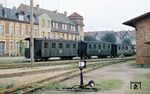 Die Kleinbahnwagen KB4 Nr. 970-862, 970-864 und 970-861 (Weyer, Baujahr 1901) im Bahnhof Perleberg. (09.1967) <i>Foto: Klaus Kieper, Slg. Holzborn</i>