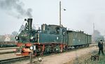 99 557 mit einem Personenzug in Lindenberg. Im Gegensatz zu den anderen beiden Prignitzer IV K hatte man ihre Laternen wieder auf sächsische Art an der Rauchkammer angebracht. Die am 5. Mai 1954 von Mügeln hierher gekommene Lok erhielt im August 1963 in Görlitz einen im Raw Halberstadt gefertigten geschweißten Kessel und drei Jahre später außerdem einen neuen Rahmen. Neben einer Zugheizeinrichtung hat sie – anstatt einer Zentralschmierung – an den Zylindern nun Kondensationsölbehälter. (10.1966) <i>Foto: Klaus Kieper, Slg. Holzborn</i>