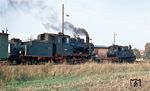 Im Bahnhof Lindenberg trifft 99 1401, der in der DDR verbliebene Prototyp der Reparationsloks für die Sowjetunion, auf 99 4701 (ex Lok 19 der Kleinbahn Perleberg–Hoppenrade). (10.1966) <i>Foto: Klaus Kieper, Slg. Holzborn</i>