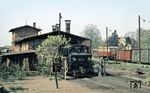 99 576 war 1953 aus Mügeln nach Perleberg gekommen und wartet vor dem dortigen Schuppen auf den nächsten Einsatz. Rechts steht VT 133 524 vor dem Gerätewagen. (04.1968) <i>Foto: Klaus Kieper, Slg. Holzborn</i>