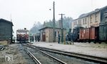 Im Knotenbahnhof Lindenberg kreuzen 99 576 und VT 133 525. (09.1967) <i>Foto: Klaus Kieper, Slg. Holzborn</i>