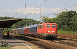 110 231 vor dem niederländischen "Autoslaaptrein" DZ 13201 ('s-Hertogenbusch - Allessandria) bei der Durchfahrt im Bahnhof  Köln-West. (06.08.2010) <i>Foto: Wolfgang Bügel</i>