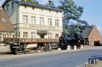 99 4641 rangiert den X-Wagen Nr. 89-02-91 auf einem Rollwagen vor der heute noch existierenden Gaststätte Düpow in der Dorfstraße 46 südöstlich von Perleberg. (09.1965) <i>Foto: Klaus Kieper, Slg. Holzborn</i>