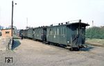 Ein Personenzug nach Lindenberg im Bahnhof Prizwalk. Schön zu erkennen ist die Heberleinbremse mit über die Wagendächer geführtem Bremsseil. (04.1968) <i>Foto: Klaus Kieper, Slg. Holzborn</i>