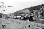 41 256 (Bw Eisenach) mit einem Entlastungszug zu Pfingsten 1964 bei Hönebach. Die Reichsbahnlok sieht trotz Nachbaukessel ohne Speisedom einer DB-41er aufgrund der DB-ähnlichen Windleitblechen und des Röhrenvorwärmer durchaus ähnlich.  (17.05.1964) <i>Foto: Karl-Ernst Maedel</i>