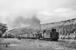 Am Pfingstsonntag 1964 bringt 44 1221 (Bw Bebra) einen Güterzug über die Hönebacher Rampe nach Gerstungen. (17.05.1964) <i>Foto: Karl-Ernst Maedel</i>