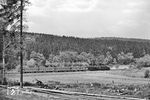 Der bekannte "Bello-Blick" aus einer etwas anderen Perspektive: Eine Kasselaner 50er befördert den P 1425 nach Obersuhl kurz vor Hönebach. (17.05.1964) <i>Foto: Karl-Ernst Maedel</i>