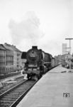 01 1058 (Bw Osnabrück Hbf) startet mit dem D 94 nach Köln im Bahnhof Hamburg-Altona. (12.05.1961) <i>Foto: Karl-Ernst Maedel</i>