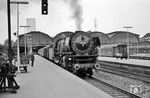 Die Osnabrücker 01 132 wartet vor dem D 194 über Hamm - Wanne-Eickel - Duisburg nach Mönchengladbach im Bahnhof Hamburg-Altona. (12.05.1961) <i>Foto: Karl-Ernst Maedel</i>
