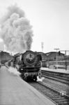 Den D 194 nach M.Gladbach (so die damalige Schreibweise von Mönchengladbach) bringt die Osnabrücker 01 132 in Hamburg-Altona in Fahrt. Die Lok hatte erst im Januar 1961 ihren Neubaukessel (Jung 13079/1959) erhalten. (12.05.1961) <i>Foto: Karl-Ernst Maedel</i>