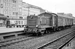 V 20 040 (Bw Bielefeld) rangiert einen MD4ie-Expressgutwagen in Bielefeld Hbf. Nach dem Zweiten Weltkrieg war zwischen 1946 und 1947 in Bielefeld die Hauptverwaltung der Eisenbahnen des amerikanischen und britischen Besatzungsgebiets angesiedelt, aus der 1949 die Deutsche Bundesbahn hervorging. Letztmals zeichnete die Generalbetriebsleitung West in Bielefeld für das amtliche DB-Kursbuch zum Winterfahrplan 2. Oktober 1949 bis 13. Mai 1950 als Herausgeber verantwortlich. (12.05.1961) <i>Foto: Karl-Ernst Maedel</i>