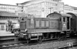V 20 040 in Bielefeld Hbf. Die Wehrmachtsdiesellok des Typs WR 200 B 14 war am 27.05.1943 an das Oberkommando des Heeres für den Eisenbahn-Pionierpark Rehagen-Klausdorf unter der Nummer 39622 von Deutz ausgeliefert worden. Am 16.12.1977 wurde sie Göttingen ausgemustert und im März 1978 im AW Bremen zerlegt. (12.05.1961) <i>Foto: Karl-Ernst Maedel</i>