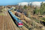 142 001 der Erfurter Bahnservice Gesellschaft bedient mit DGS 55402 das UNITANK-Tanklager in Emleben. (04.12.2025) <i>Foto: Joachim Schmidt</i>