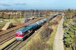 Im Bahnhof Emleben stellt EBS 142 001 den beladenen Tankzug DGS 55402 zu. (04.12.2025) <i>Foto: Joachim Schmidt</i>
