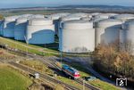 EBS 142 001 im Tanklager Emleben. Die private UNITANK bietet die Lagerung und den Umschlag von Diesel, Heizöl und Ottokraftstoffen an. Regionale Händler versorgen von hier aus den Landkreis Gotha mit den Brennstoffen. Die Kapazität des Tanklagers beträgt 325.000 Kubikmeter. Es gehört nicht zur nationalen Enerergiereserve. (04.12.2025) <i>Foto: Joachim Schmidt</i>