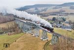 Trotz Sanierung des Markersbachers Viadukt beträgt die zulässige Geschwindigkeit auf dem Bauwerk nur 40 km/h. Für den Fotozug mit 50 3616, der mehrfach über die Brücke fuhr, stellte die Geschwindigkeitsbeschränkung kein Problem dar. (05.12.2025) <i>Foto: Joachim Schmidt</i>