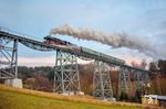 Seit der Einstellung des Personenverkehrs auf der Eisenbahnstrecke zwischen Schwarzenberg (Erzgeb) und Annaberg-Buchholz am 27. September 1997 passieren meist nur noch wenige Sonderzüge den Markersbacher Viadukt. Seit 2018 ist die Strecke Teil des „Living Lab“ der DB, einer aus Teststrecke, Testfahrzeugen und besonderen betrieblichen Prozessen bestehenden Laborumgebung. Dabei sollen neue Bahntechniken erforscht, erprobt und entwickelt werden. 50 3616 gehört allerdings nicht zur neuen Bahntechnik, sondern zur alterprobten. (05.12.2025) <i>Foto: Joachim Schmidt</i>