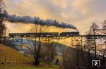 Zum Abschluß gelang dann doch noch das gewünschte Bild in der stimmungsvollen Abenddämmerung mit 50 3616 auf dem Markersbacher Viadukt. (05.12.2025) <i>Foto: Joachim Schmidt</i>