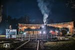 Schon bei der Bahnhofseröffnung bestand 1858 in Schwarzenberg (Erzgeb) ein zweiständiges Heizhaus, an das 1868 zwei weitere Stände angebaut wurden. 1902 entstand der heute noch vorhandene Neubau mit Halbrundschuppen in preußischer Ziegelbauweise und 10 Lokstände, die über eine 18 m Drehscheibe angebunden waren. Hinzu kam ein Verwaltungsgebäude, an das sich ein Kohlenschuppen anschloss. Nach dem Zweiten Weltkrieg gehörten mehr als 30 Maschinen zum Bw, doch sank der Bestand schon 1953 auf unter 20 Fahrzeuge. Bereits am 31. Dezember 1955 wurde das Bw aufgelöst und als Lokbahnhof dem Bw Aue (Sachs) unterstellt. In den 1970er Jahren wurden von Schwarzenberg aus nur noch Rangierlokomotiven eingesetzt. Der Lokschuppen, in dem zunächst noch Lokomotiven der Auer 58er abgestellt waren, wurde später vom Raw Zwickau für die Güterwagenreparatur genutzt. Anfang der 1980er Jahre wurde der Großteil der Gleise im ehemaligen Bw-Gelände entfernt. Nach 1990 wurden die aufgegebenen Anlagen vom Verein sächsischer Eisenbahnfreunde (VSE) übernommen, der dort ein Eisenbahnmuseum einrichtete. Dort steht die vereinseigene 50 3616. (05.12.2025) <i>Foto: Joachim Schmidt</i>