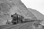044 385 vom Bw Ehrang mit einem Kokszug zwischen Winningen und Kobern-Gondorf. (20.05.1971) <i>Foto: Wolfgang Bügel</i>