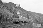 Stellungswechsel nach Burgen (Untermosel) - ein Motiv, das abgesehen von der inzwischen hinzu gekommenen Fahrleitung auch heute noch nahezu unverändert möglich ist. Über dem 634 618 (Bw Trier) thront die Spornburg Bischofstein, darunter auf halber Höhe die Pauluskapelle, beide aus dem 13. Jahrhundert. Der Triebwagen ist als E 1864 nach Trier unterwegs und hat soeben den Haltepuunkt Burgen durchfahren, der damals noch von Nahverkehrszügen bedient wurde. (20.05.1971) <i>Foto: Wolfgang Bügel</i>