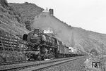 Ein Dampfzug durfte mit dem Motiv in Burgen auch nicht fehlen: Trotz des Feiertags waren erstaunlich viele Güterzüge auf der Moselstrecke unterwegs. 044 670, eine Maschine vom Bw Koblenz Mosel, rollt an der Burg Bischofstein vorbei. (20.05.1971) <i>Foto: Wolfgang Bügel</i>
