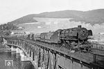 Hiermit ist die Lok eindeutig identifiziert: Über die doppelstöckige Moselbrücke in Bullay (unten Straße, oben Eisenbahn) strebt die Koblenzer 044 737 mit dem Kokszug aus französischen Selbstentladewagen dem Prinzenkopftunnel entgegen. (20.05.1971) <i>Foto: Wolfgang Bügel</i>
