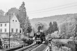Nach dem Desaster bei Scheven lief es für 012 061 vor dem Sonderzug nach Trier besser. Das Rheiner Personal war nach dem völligen Versagen des Lotsen vorgewarnt und bediente die Lok im nachfolgenden Steigungsabschnitt nach Schmidtheim aufgrund seiner Erfahrung intuitiv richtig, hier bei der Durchfahrt in Urft-Steinfeld. (25.05.1975) <i>Foto: Joachim Schmidt</i>