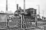 Die 1896 von der Union-Gießerei in Königsberg (Ostpr) unter der Fabriknummer 844 gebaute preußische T 3 "Hannover 1702" trug nie eine Reichbahn-Nummer. Die Nummer 89 7220 wurde einer Schwesterlok (Fabriknummer 845) zugeteilt. Seit den 1920er Jahren war sie als Werklok in verschiedenen Kaliwerken Norddeutschlands tätig. Am 13. Mai 1973 erhielt die Lok eine Hauptuntersuchung und wurde an den Eisenbahn-Kurier in Wuppertal verkauft. Mangels Einsatzmöglichkeiten wurde die T 3 im Juni 1975 in die Niederlande an den Verein Stichting Museums Buurt Spoorweg in Haaksbergen (NL) abgegeben, wo sie sich heute noch befindet. Das Bild zeigt die ausgeachste Lok in Wunstorf bei Hannover. (10.08.1974) <i>Foto: Joachim Schmidt</i>