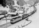 ÖBB 1044.007 leistet einer DB 194 Vorspann vor einem Güterzug zum Brenner zwischen Steinach in Tirol und St. Jodok. (02.01.1985) <i>Foto: Joachim Schmidt</i>