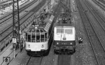 491 001 begegnet der 111 194 in Höhe des Bw München Hbf. (02.06.1984) <i>Foto: Frank Lüdecke</i>