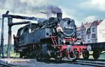 Seit Juni 1965 war 064 106 im Bw Aschaffenburg stationiert. Nach den Einsätzen auf der Strecke nach Miltenberg ergänzt sie im Rahmen der Abschlussarbeiten ihre Wasservorräte. Gleichzeitig wird die Rauchkammer geöffnet, um unverbrannte Kohleteilchen zu entfernen. (05.08.1971) <i>Foto: Walter Abriel</i>