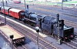 052 055 (Bw Schwandorf) wartet im Bahnhof Schwandorf mit einem Güterzug auf die Abfahrt nach Furth im Wald. (11.09.1971) <i>Foto: Walter Abriel</i>