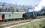 64 289 (Bw Tübingen) rangiert den Wohn- und Gerätewagen "Stg 9609" des Gleislagers Heilbronn in Tübingen Hbf. (04.1968) <i>Foto: Wolfgang Staiger</i>