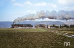 044 340 vom Bw Rottweil mit einem Kesselwagen-Ganzzug bei Kilchberg zwischen Tübingen und Rottenburg (Neckar). Der Blinklicht-Bü ist heute verschwunden, hinter der Bahn verläuft die Bundesstraße 28. (11.1970) <i>Foto: Wolfgang Staiger</i>