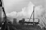 Der von 012 081 geführte D 715 nach München trifft an einem Bahnübergang bei Abelitz auf den Milchlaster der Molkerei-Genossenschaft Georgsheil. (01.03.1975) <i>Foto: Wolfgang Staiger</i>