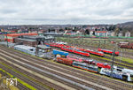 Der zweiseitig angelegte Rangierbahnhof in Oberhausen-Osterfeld ist eine der größten Anlagen ihrer Art in Deutschland. Der Bahnhof weist 40 Richtungsgleise im Ost-West-System auf, weitere 26 Richtungsgleise des West-Ost-Systems dienen zur Abstellung. Die Anlage verzeichnet einen täglichen Umschlag von rund 3000 Wagen (2024). Eine Steigerung auf 5000 Wagen täglich wäre theoretisch möglich. Einhergehend mit dem Neubau des Rangierbahnhofs entstand zeitgleich 1905 ein Bahnbetriebswerk. Die letzte Dampflok verließ das Bw am 20. März 1976. Im gleichen Zeitraum stieg die Anzahl der Elektrolokomotiven von 96 auf 123 Maschinen an, hinzu kamen 22 Diesellokomotiven. 1989 waren im Bw 164 Diesellokomotiven beheimatet. (10.12.2025) <i>Foto: Joachim Schmidt</i>