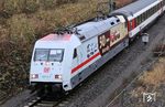 101 110 mit dem letzten Eurocity 9 nach Basel SBB am Beginn seiner Reise in Dortmund-Dorstfeld. Neben der Abschiedsplaktierung an der Lokfront gab es auf dem Führerstand sogar einen passenden Modellbahnzug zu sehen. (13.12.2025) <i>Foto: Uwe Meiß</i>