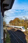 Blick aus dem Museumsstellwerk "Rn" auf den im Bahnhof Rendsburg ausfahrenden ICE 1186/2836. (16.12.2025) <i>Foto: Thorsten Eichhorn</i>