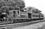 Die 600 PS starke Co'Co'-Diesellok 3123 (General Electric, Baujahr 1947) mit zwei Reisezugwagen in Santos auf der Estrada de Ferro Sorocabana im Bundesstaat São Paulo. (26.02.1972) <i>Foto: Jörg Schulze</i>