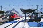 ÖBB 1044.119 trifft vor dem Ex 162 "Dachstein" aus Graz im Bahnhof Jenbach ein. Rechts steht 491 001, dessen Fahrgäste gerade auf der Achenseebahn unterwegs waren. (21.02.1988) <i>Foto: Joachim Bügel</i>