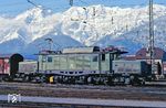 Die Ingolstädter 194 126 vor der schneebedeckten Kulisse der Karwendel Nordkette im Bahnhof Hall in Tirol. (21.02.1988) <i>Foto: Joachim Bügel</i>