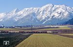 Eine unerkannt gebliebene 140 mit einem TEEM aus Italien vor der Kulisse der Karwendel Nordkette bei Hall in Tirol. (21.02.1988) <i>Foto: Joachim Bügel</i>